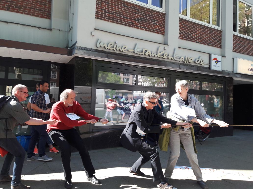 HH_Pflegenot's tweet photo. Unsere Aktion heute in HH - Tauziehen Pflegekräfte und Patienten vs. DKG, GKV, Pharmalobby, KH -Konzerne und "Krankheitsministerium". Wer hat gewonnen? Wir natürlich! 😎 Für eine Personalbemessung, die wirklich am Bedarf orientiert ist!
#Pflegenotstand #Pflege #wehavecontrol https://t.co/ZcJqFbKXXZ