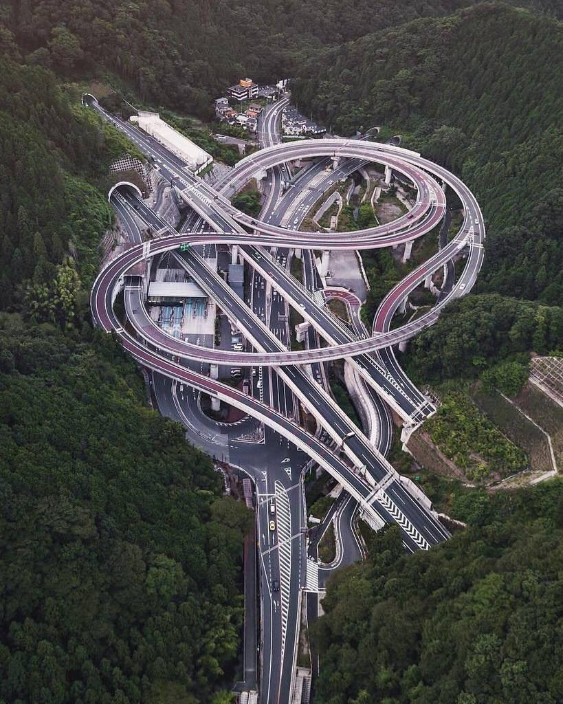 Mundo_Hormigon's tweet photo. Distribuidor a las afueras de Tokio (Japón). El arte de la ingenieria de infraestructuras. Via @GSEpanama https://t.co/bMoDIWcUn8