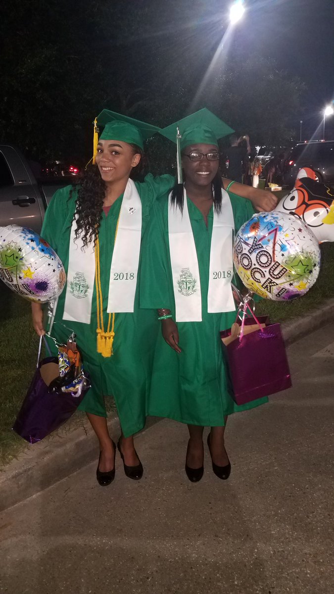 SSKEY36's tweet photo. Congrats to my daughters ....#classof2018 #slidellhigh #grads #proudmomma 🎓🎓🥇🥇🎉🎉🎉🎉 https://t.co/9B2uSYCSml