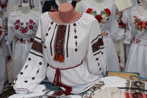 PavilionUkraine's tweet photo. What is a vyshyvanka? It is not just a handmade shirt, it's years of tradition, history and culture in a thread embroidered in particular patterns and colours to tell a story and to serve as a talisman to the owner. #ukrainiantradition #embroidery #carassauga2018 #pavilionukraine https://t.co/xB4ekJiep2