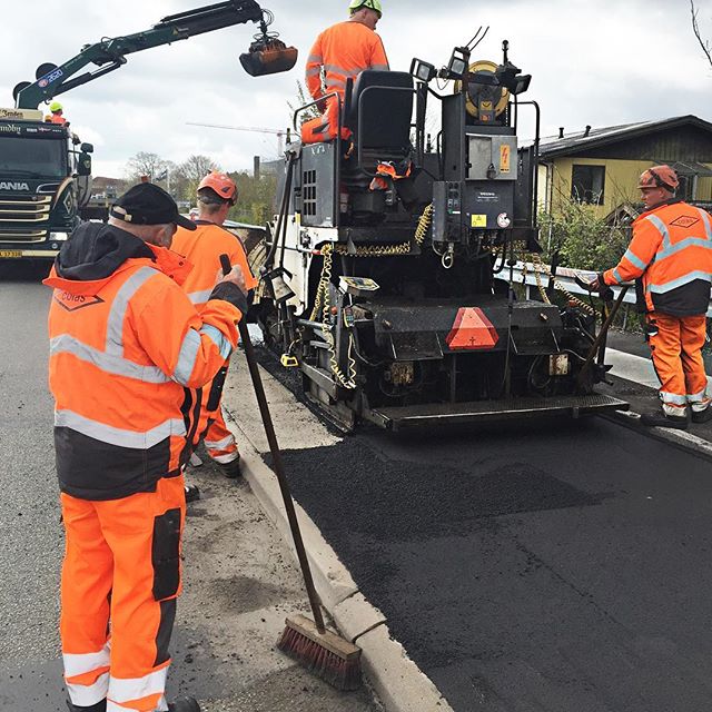 TFT_DK's tweet photo. On site service - here we are, just stopped by a #worksite - It's always nice to meet the crews working with our products. Here, our #Mini-Line Leveling system.
Nice seeing you - Keep up the good work guys! 💪🏼 #pavinginnovation
#tftechnologies
#asphaltpaving
#pavingmachine https://t.co/zkG8dpIc2Z