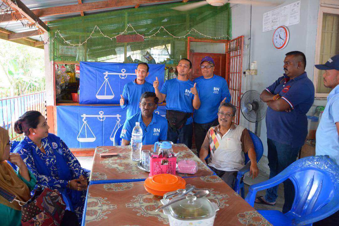 PKamalanathan's tweet photo. 8/5/2018 ; Petang tadi saya singgah santai di Bilik Gerakan Lembah Beringin untuk bertemu dengan anggota jentera PRU 14 Barisan Nasional Lembah Beringin. Terima Kasih atas semangat yang komited. #P094 #HuluSelangor #HebatkanNegaraku #HidupRakyat #BersamaBN #MIC14 https://t.co/EtuQ9ERmCS