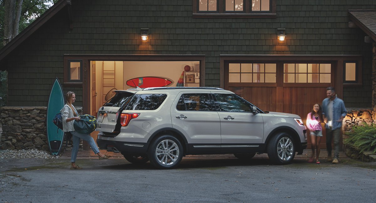 fordvenezuela's tweet photo. Ford Explorer Sport le facilita la vida a las madres activas de hoy, permitiendo abrir la compuerta trasera automáticamente cuando tengan las manos ocupadas.
#SemanadelasMadres
#ExplorerSport
#FordVenezuela https://t.co/G5y4eKVM0g