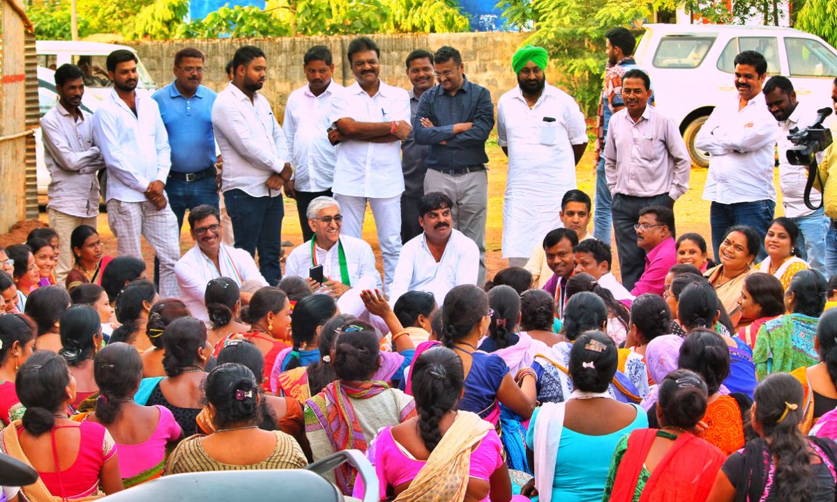 TS_SinghDeo's tweet image. Enterprising interactions with Mitanin Women Volunteers, followed by discussions with Students and  Residents of Tribal Post Matric Hostel, adding their aspirations and enthusiasm in equal measures to the #JanGhoshnaPatra campaign!
#आपका_विकास_आपके_हाथ