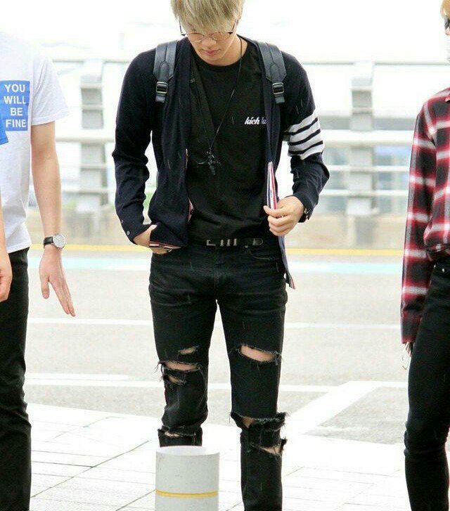 btsoldstuffs's tweet photo. Remember Jin's ripped jeans? Oh, this is it now
#BTS
@BTS_twt https://t.co/7WwN7PVKU4