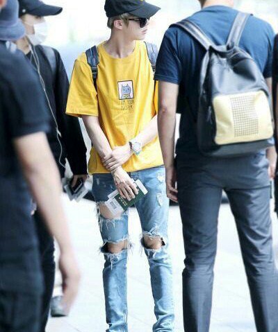 btsoldstuffs's tweet photo. Remember Jin's ripped jeans? Oh, this is it now
#BTS
@BTS_twt https://t.co/7WwN7PVKU4