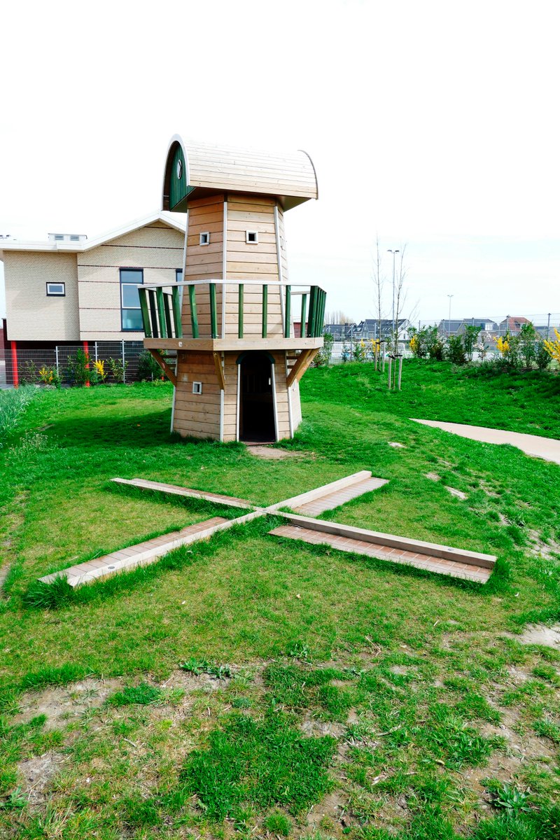 Bekijk het eindresultaat van een nieuwe uniek ontworpen speelmolen waar de kinderen uit de omgeving van de nieuwe woonwijk de Jonge Veenen prachtig kunnen klimmen in de speelmolen en glijden vanuit de speelmolen! ijreka.nl/projecten/deta…