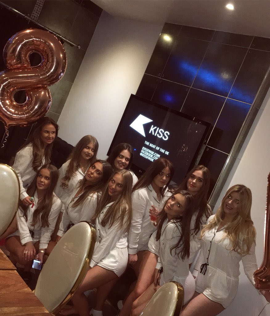 anna_xw's tweet photo. My Abs Bday 👩‍❤️‍💋‍👩💕🌸🌺💖 https://t.co/C8h4eK05lg