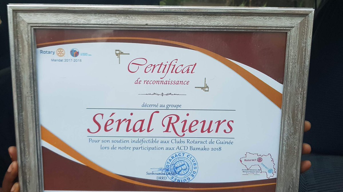 sowpedro120's tweet photo. Les #SerialRieurs recevant un satisfecit de reconnaissance pour la mise en scène d'un sketch théâtral pour le ROTARACT Guinée qui, ayant remporté le 1er prix devant 7 pays candidats, est venu présenter le trophée.

#ROTARACT #Guinee224 https://t.co/FS3IeENNXI