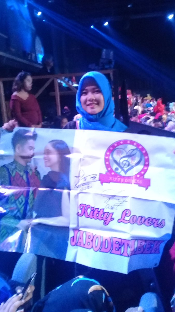 Siapp kibarkan bendera kittylovers di studio malam ini 😎😍
#RizkiRidhoKonserSosmedLIDA