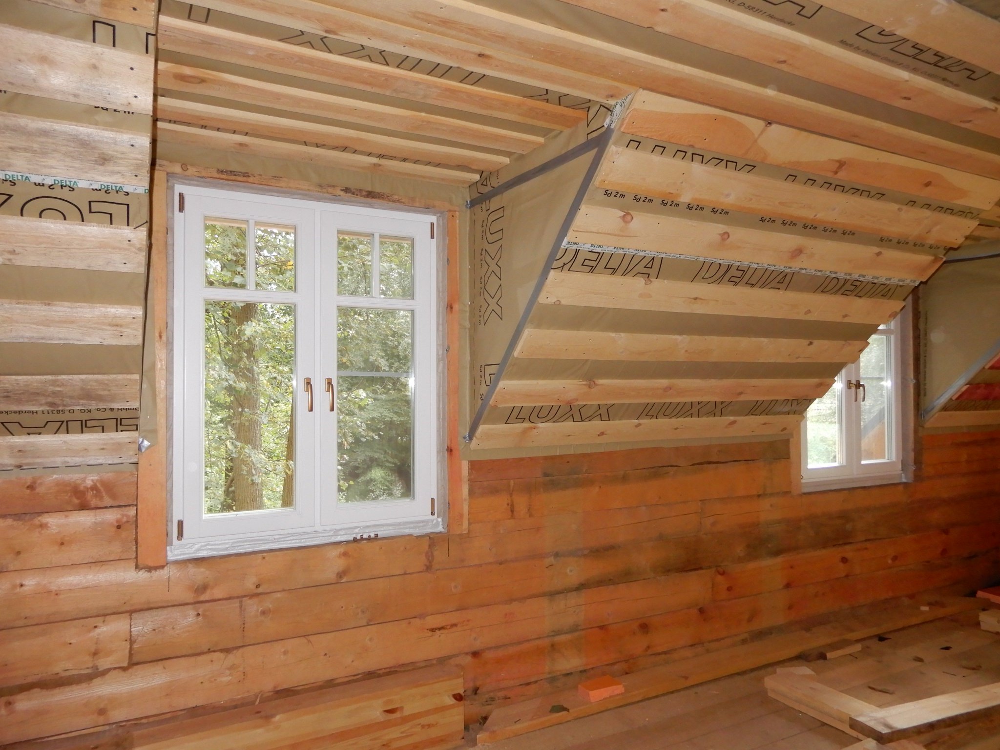 Окно можно перенести. Замена окон в деревянном доме. Ростовое окно в деревянном доме. Как меняют окна в бревенчатом доме.