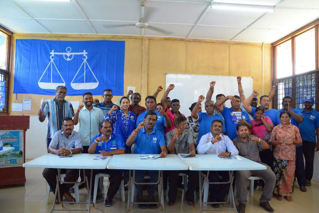 PKamalanathan's tweet photo. 8/5/2018 ; Saya singgah sebentar di Bilik Gerakan MIC Lembah Beringin untuk melihat persiapan Jentera PRU14 Barisan Nasional. Jentera PRU ini sungguh komited dalam memastikan Kemenangan Barisan Nasional. Syabas! #P094 #HuluSelangor #HebatkanNegaraku #HidupRakyat #bersamaBN #MIC14 https://t.co/ykqbijlCRp