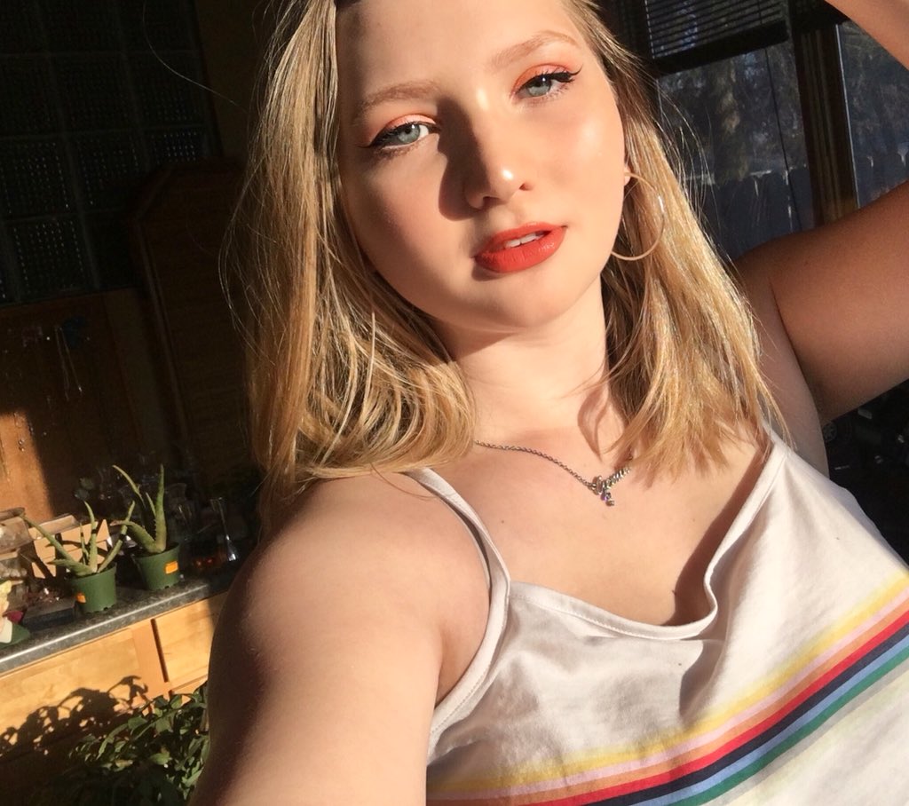 cherrygrayson's tweet image. Happy Tuesday! 😊🍃 Today’s giving off the best vibes 😌🤙🏻
#Tuesdayselfie @GraysonDolan @EthanDolan