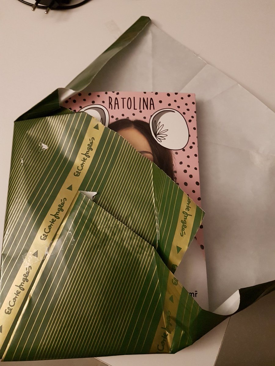 Sandradlflor's tweet photo. Que tu marido te diga que tiene un regalito y al abrirlo le veas dos orejas! 😍 
Me he reido muchisimo y se me ha hecho cortisimo 😔. Queremos una segunda parte!!!! @heyRatolina https://t.co/zU2B7ima4Z