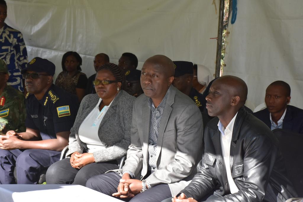 KarongiDistr's tweet photo. Mu rwego rwo gufata mu mugongo imiryango yaburiye ababo mu #IbizaiKarongi, Nyakubahwa Minisitiri w'Intebe Dr. Ngirente Edouard yagendereye #Karongi. https://t.co/Pygzbz5Z2R