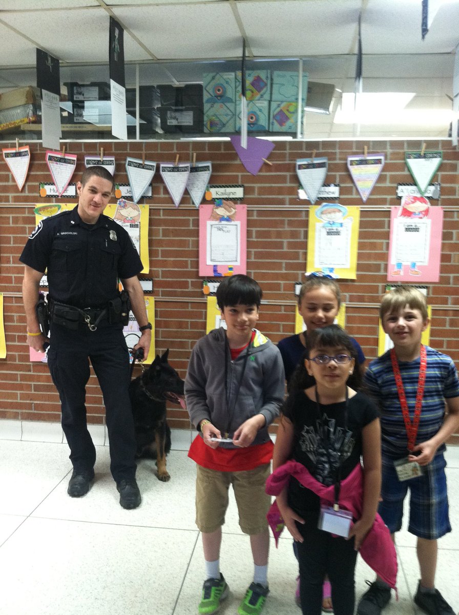 MrsPiechowski's tweet photo. Metro Police Authority Officer Grocholski and K9 Roscoe with some of Ms. Leman's leaders, supporting the PTA change drive.@swartz_creek @ElmsRoad https://t.co/3YH4OMnjQc