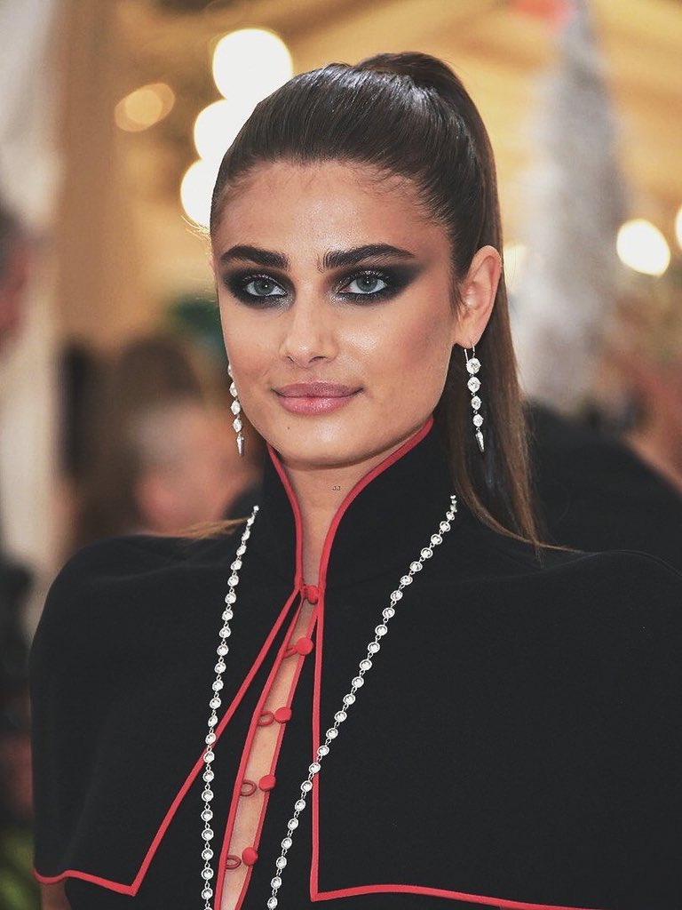 KHHairSGate's tweet photo. A few of our fav hair pictures from #MetGala2018 

#Sleekstyles https://t.co/1mRDE3Z6A0
