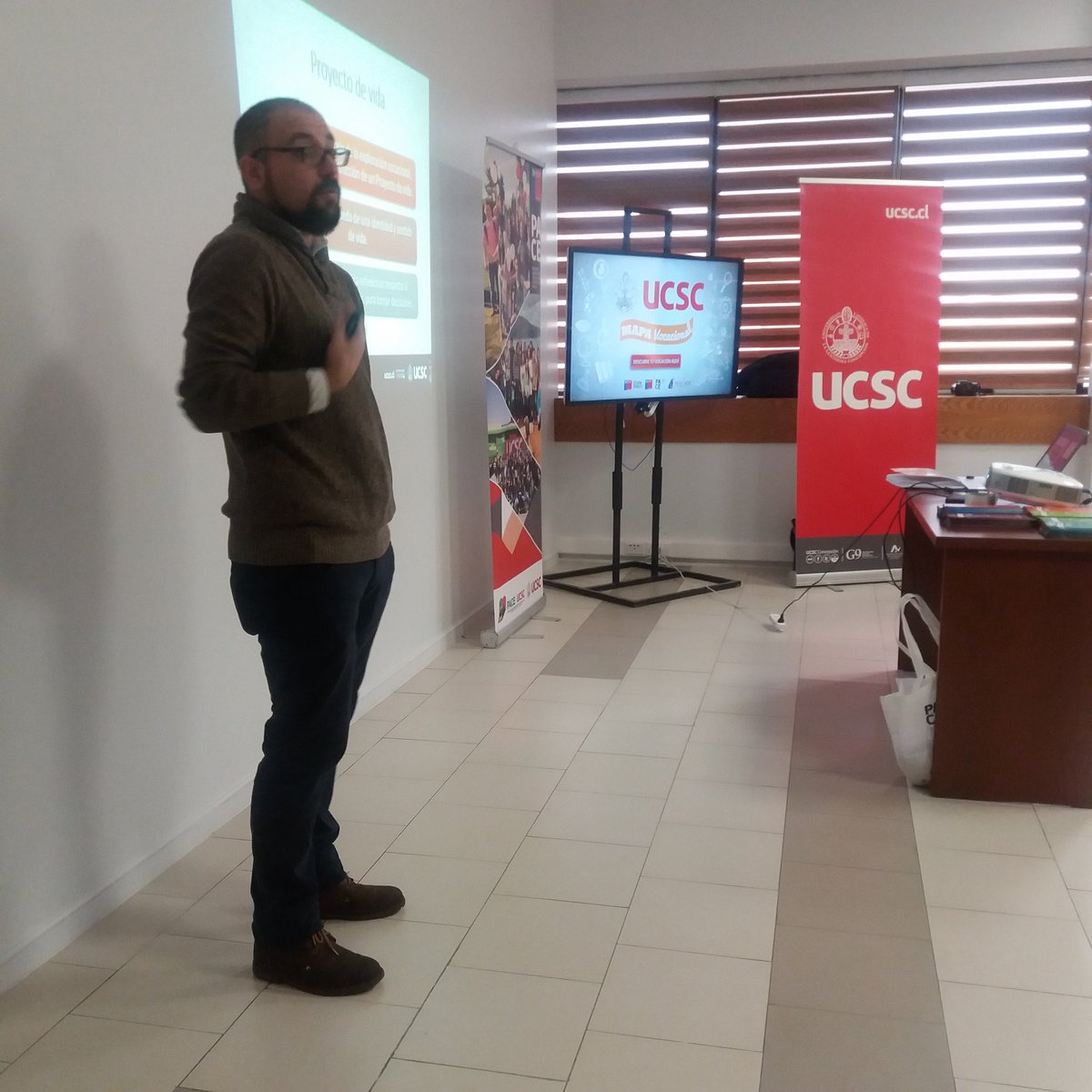 paceucsc's tweet photo. Estamos en el Taller de Geografía Vocacional para orientadores, realizado en el marco del Encuentro con Orientadores 2018 #MiPace #PACE #PACEUCSC https://t.co/iZxNV5tEcU