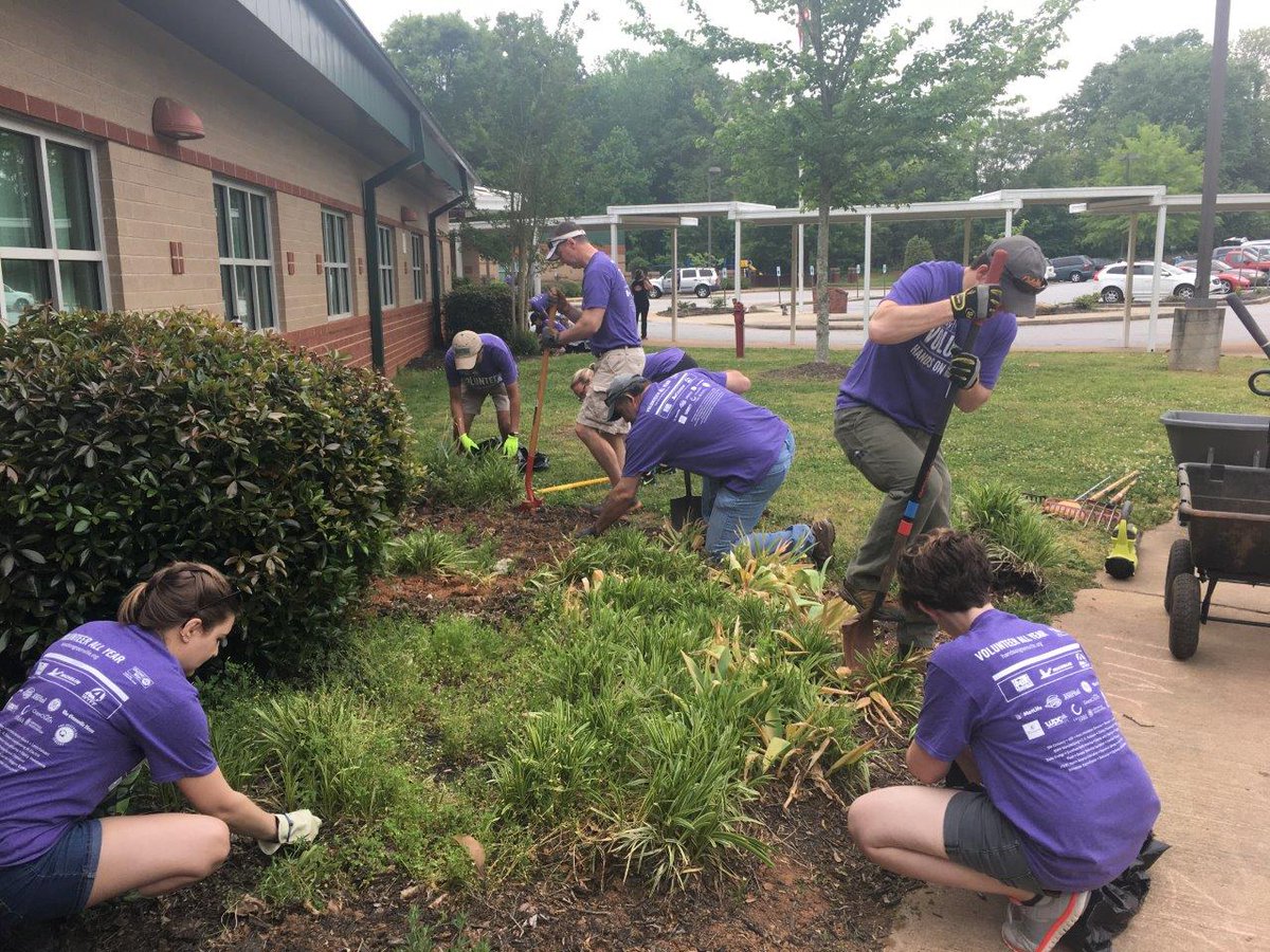 DP3_Architects's tweet photo. We had an amazing time at Hands on Greenville working to beautify Summit Drive Elementary! #peopleplacespurpose #handsongreenville  #yeahTHATgreenville https://t.co/LuuMfo1XcB