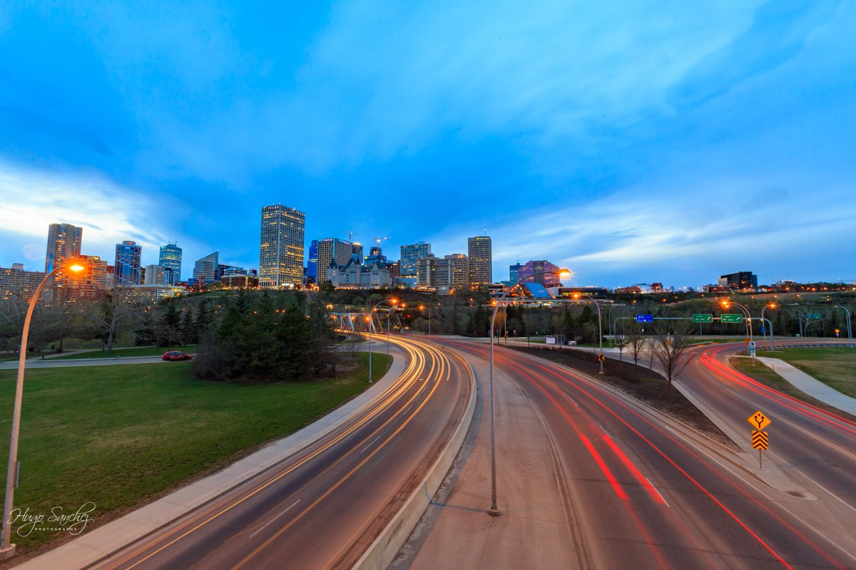 YEGHugo's tweet photo. Approaching storm โ #yeg #cloudy #traffic #trailinglights #exploreedmonton #explorecanada #travelalberta #cityofedmonton #yegdt #skyline #cars https://t.co/GvJibffGaL