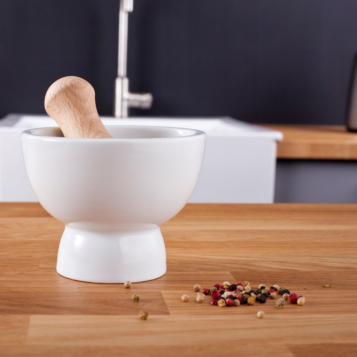 It's national herb week, so we deep dived into the world of herbs with health benefits. Do you know which herbs are good for you?🌿 --> bit.ly/2FUqn3u #tomorrowskitchen #herbs #healthy #healthylife