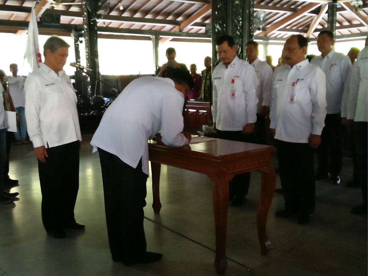 PMI_Demak's tweet photo. Penandatanganan berita acara oleh Ketua PMI Prov.Jateng, Dewan Kehormatan, dan Ketua PMI Kab.Demak serta Bupati Demak. (8/5)
.
@palangmerah @utdp_pmi @PMIJawaTengah @humasjateng @HumasDemak @HM_NATSIR @WargaDEMAK @demakhariini
#pmikabupatendemak #pmidemak #humanityact #demak2018 https://t.co/7kvnnobAip