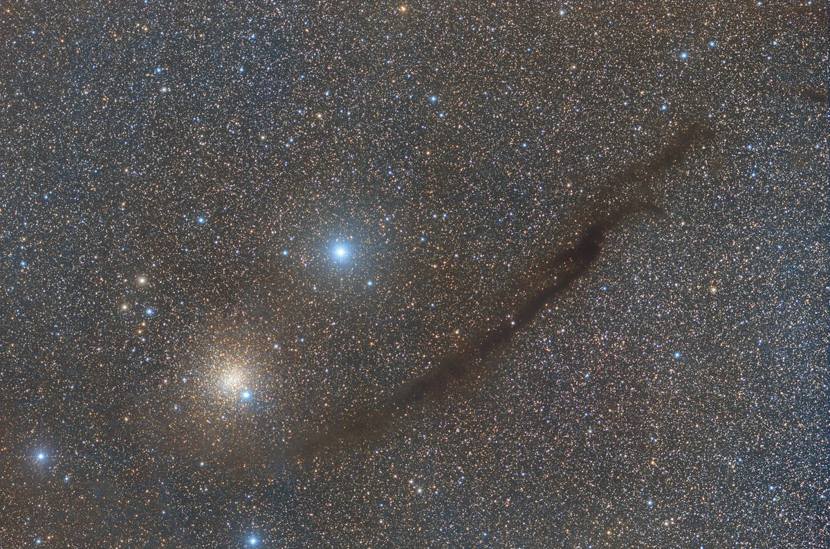 Il cielo australe è ricco di oggetti meravigliosi e questo è sicuramente uno dei più belli. Il Dark Doodad, la nebulosa oscura, con il vicino ammasso globulare NGC4372, nella costellazione della Mosca.

Takahashi FS60C e <a href="/QHYCCD/">QHYCCD</a> 168C. R. Colombari.

#astrophoto2018 #DarkDoodad