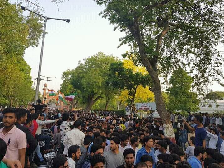 AMUJournal's tweet photo. About 20 thousand students ready to join #HumanChain 

#Human 
#Humanity 
#AligarhMuslimUniversity 
#WeStandWithAMU
#StandWithAMU https://t.co/STYb09zfLw