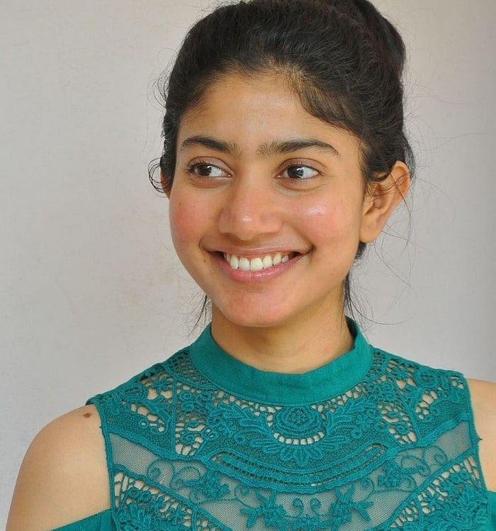 team_saipallavi's tweet photo. The Most Talented Natural Beauty 😍😍
#HBDAngelSaiPallavi https://t.co/sPA10hS8w8