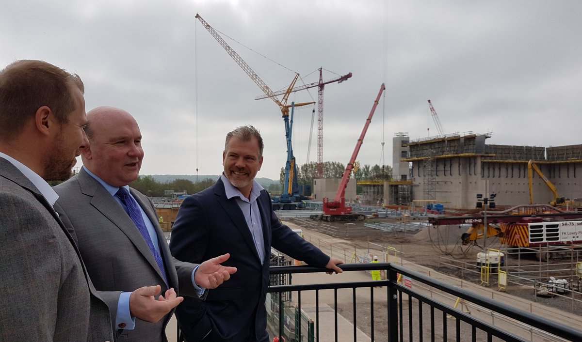 ViridorUK's tweet photo. A pleasure to welcome West of England Mayor Tim Bowles to see the construction progress at our Avonmouth Resource Recovery Centre. When complete our facility will divert non-recyclable waste away from landfill &amp; generate enough energy to power around 44k homes @WestofEnglandCA https://t.co/XoMaHNFyrP