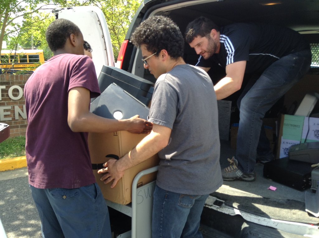 ACCSustainGo's tweet image. More photos of Career Center/Henry/Arl. Mill electronic recycling event!