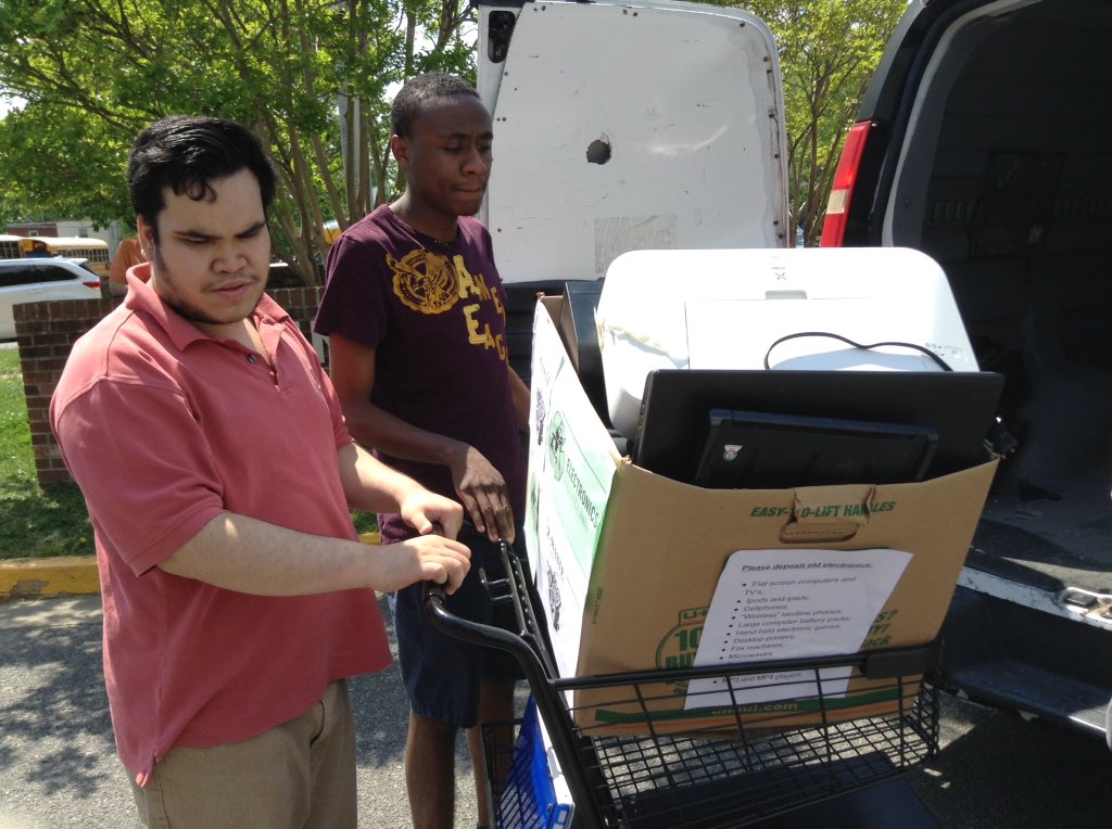 ACCSustainGo's tweet image. More photos of Career Center/Henry/Arl. Mill electronic recycling event!