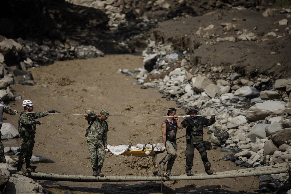 focusgroupuc's tweet image. @FuerzasMilCol en labor social con #mocoa #todosconmocoa.