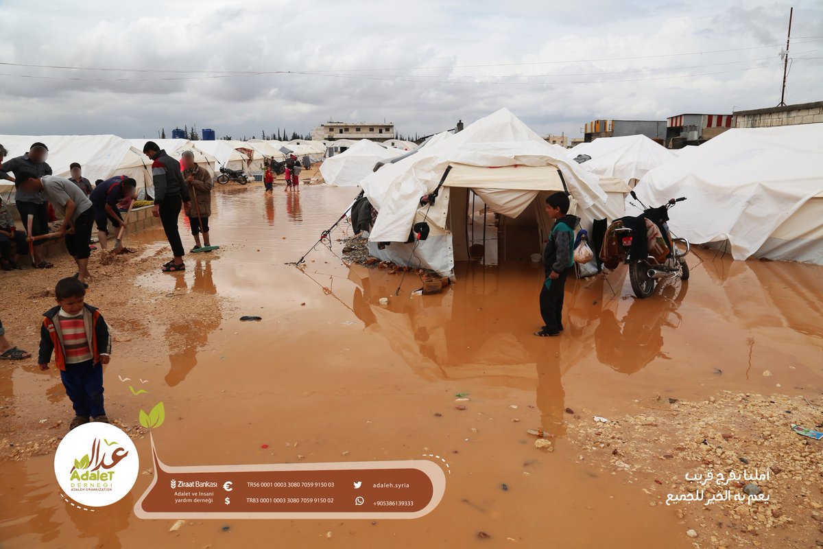 AdalehSyria's tweet photo. حالة مأساوية وخيم غارقة بالماء أتلفت كل حاجيات الأهالي ،وتسببت بمعاناة جديدة للأهالي المهجرين ..
فريق العمل #بمنظمة_عدالة يقوم بتوزيع الملابس للأطفال والفرشات على الأهالي المتضررين داخل أحد المخيمات بمدينة الباب.

#سوريا 2018 https://t.co/Y2swGK2seA