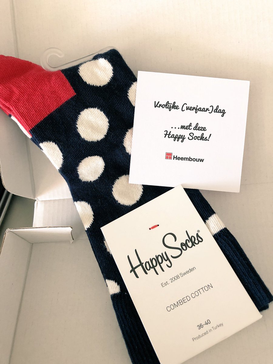 Leuk thuiskomen op je verjaardag, cadeautje van <a href="/Heembouw/">Heembouw</a>! Vandaag niet nodig ☀️ maar komt later goed van pas #TypischHeembouw #HappySocks #jarig