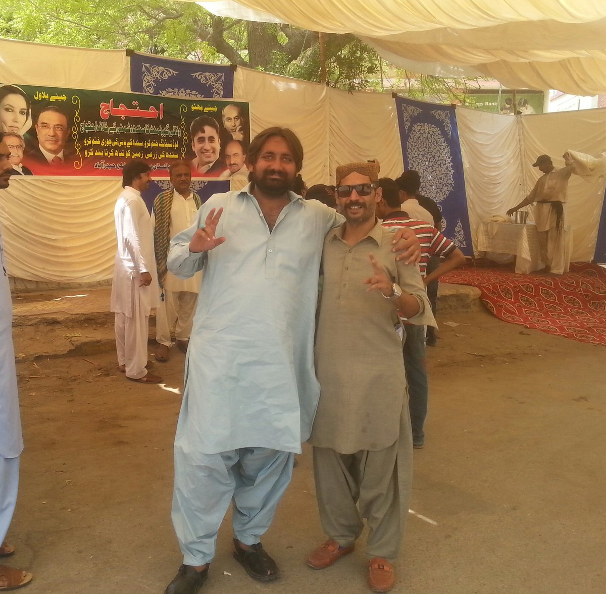 AmjadChandioPPP's tweet photo. Today Protesting against unannounced #LoadsShedding of electricity,
#Gasshortage,
shortage of water in sindh and indecent behavior of #PMLNGovt with the people of #Sindh.
#Shame
#SindhRejectsPMLN
@BBhuttoZardari
@BakhtawarBZ
@AseefaBZ
@AnnieNoorulain
@SabaHyder1 https://t.co/mYShKaL5G1