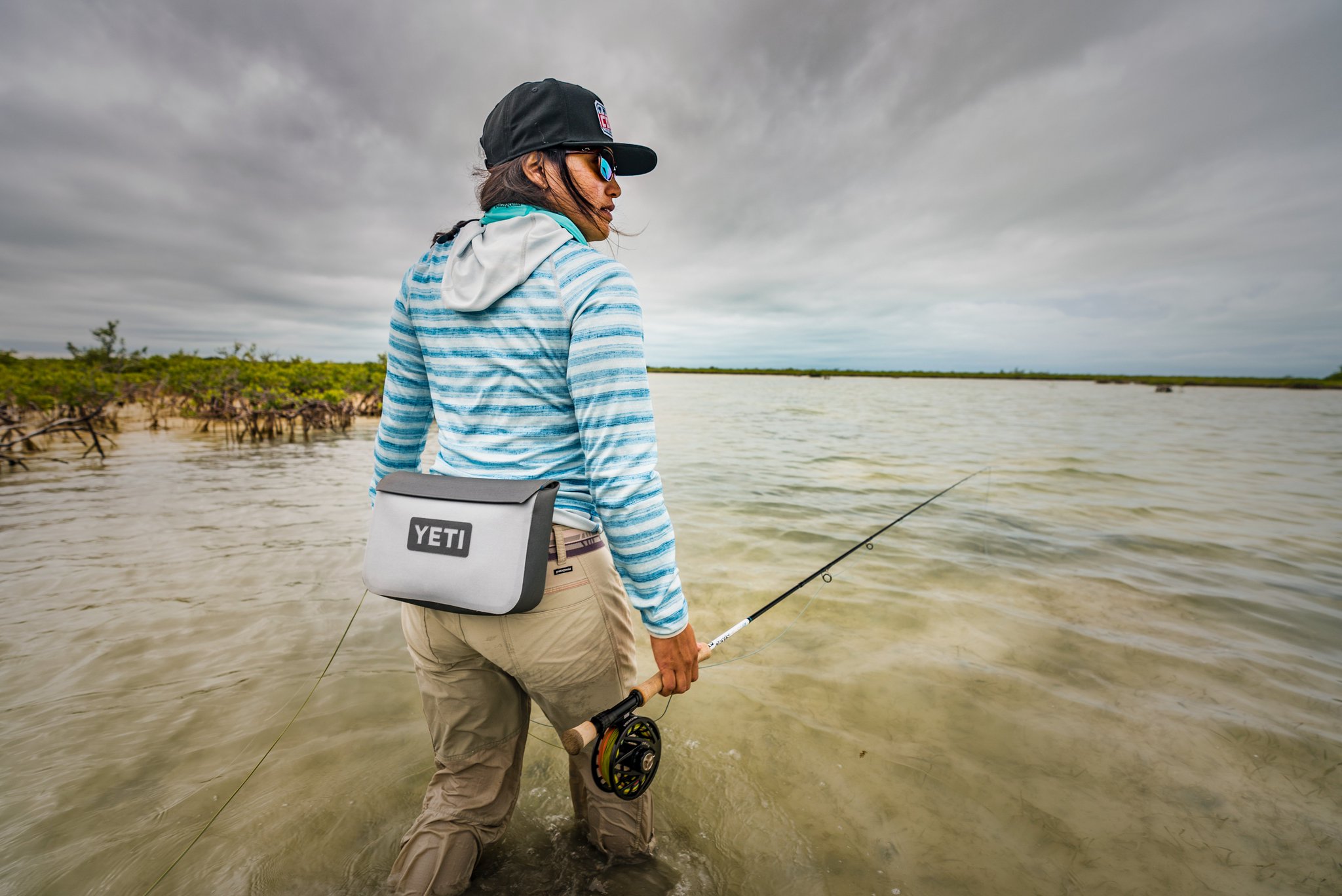 X 上的YETI：「Introducing the SideKick Dry. This waterproof gear case is the  worry-free way to carry your keys, wallet, fishing license, and phone in  the wild.   / X