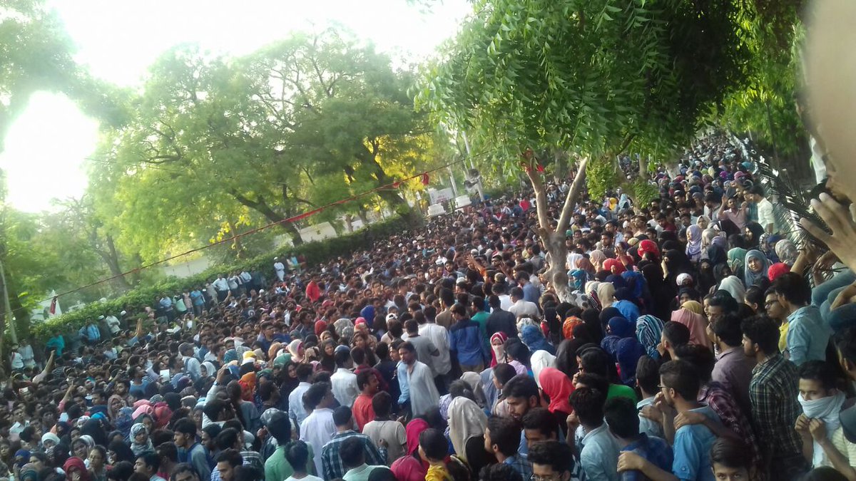 fasihkhanImran's tweet photo. Today 7th day protest  cont. At #AMU ,
About 20,000 students join today at #Bab-e-Syad for *HUMAN CHAIN*.
#Inqalab #Zindabad .
#StandWithAMU #WeStandWithAMU #WeStandWithAMU @AMUAlumniworld @AMUJournal @_sufiyana_ @RoflRavish https://t.co/oKgqeoqVWm