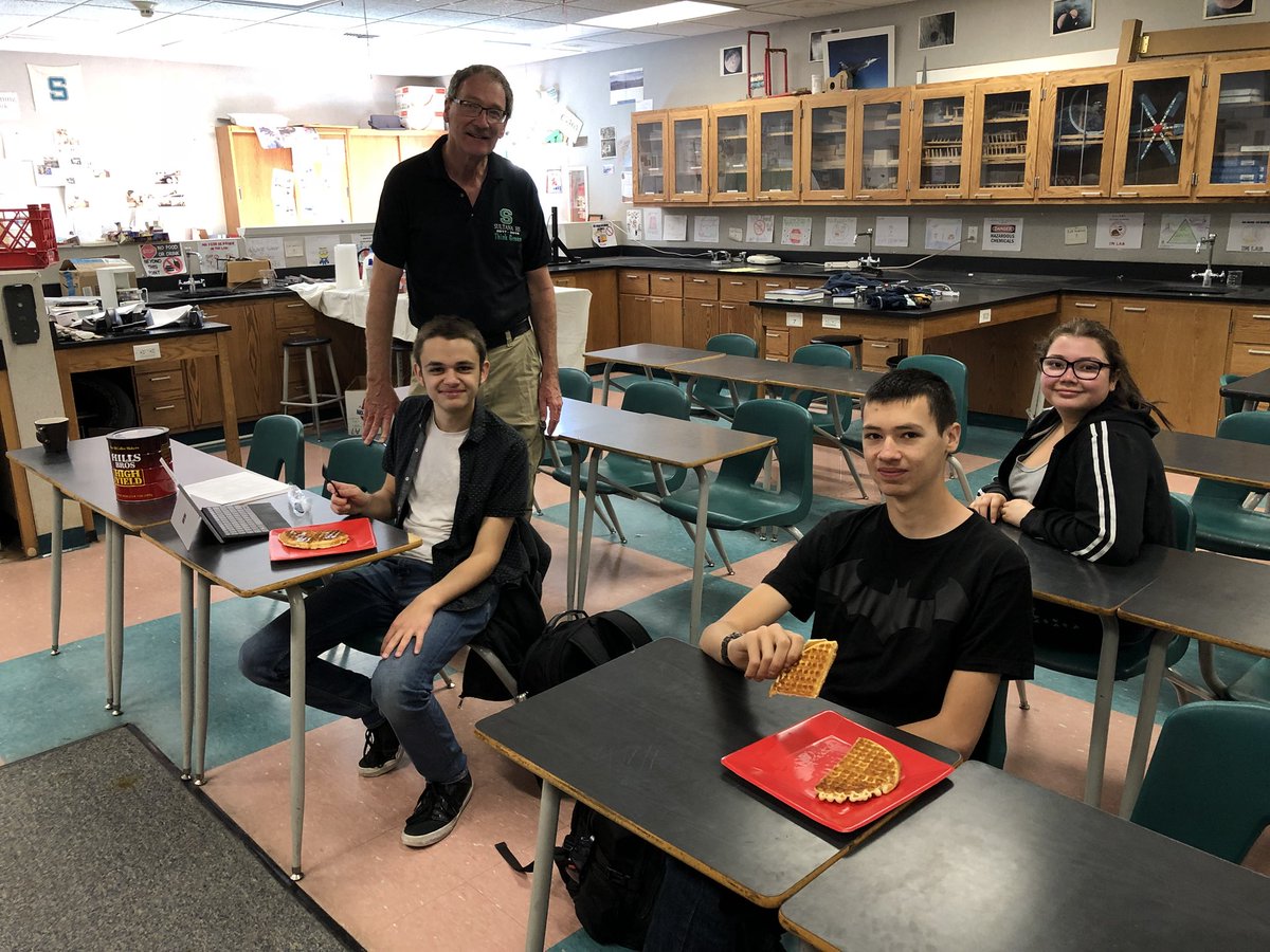 birdtweetershs's tweet photo. AP Physics breakfast! Thank you Mr. Ziesmer for preparing your students so well and for feeding them! Let’s crush this test! #sultansconquerap #buildteal https://t.co/Gbm4B7DGgt