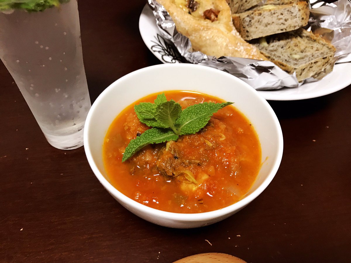 めめ スーパーで大量に立派なミントが売ってたので今日はチャンファイナ 鶏肉は大きめに切った方が良いってレシピに書いてあった通りで 次からはもっと豪快に切ってみようと思った あと大玉のアボカドと鳴門金時の焼きサラダを生姜ポン酢ドレッシングで