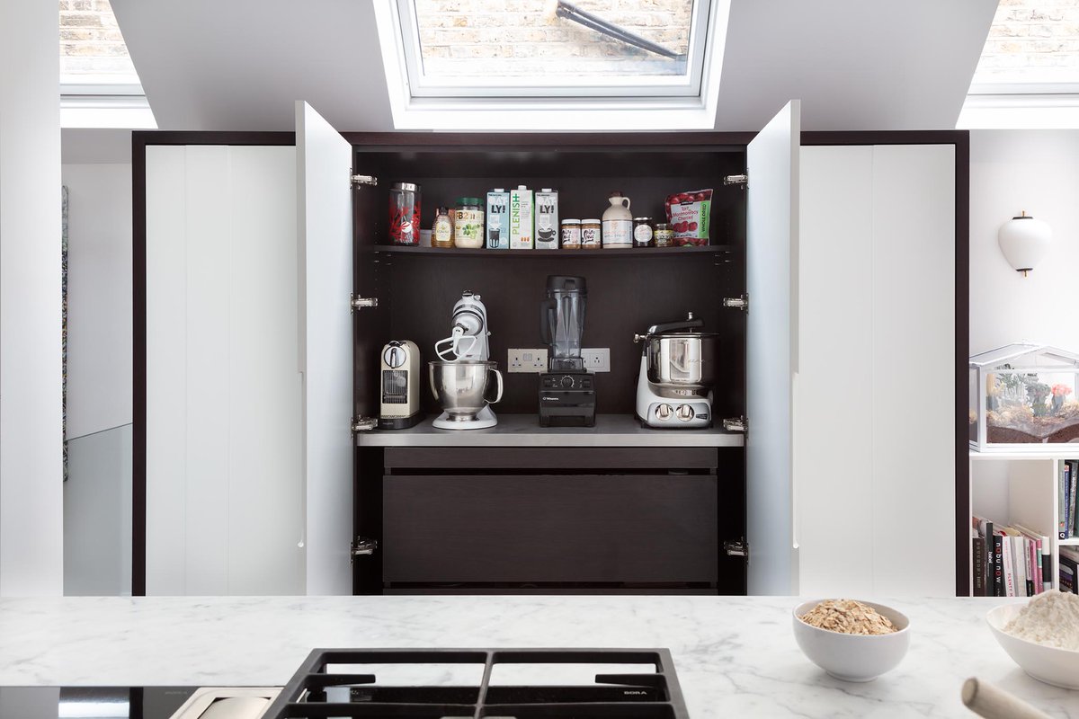 kbbmagazine's tweet photo. DESIGNERS: what are your top tips for making the most of storage in a small kitchen? (📸:Paul Craig / @matrixkitchens) #designadvice #kitcheninspo https://t.co/MGTpaxcYtz