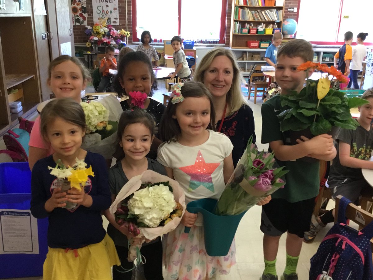 WOSnews's tweet image. April showers really have brought May flowers! Thank you for being so thoughtful! #TeacherAppreciationWeek #mrssheehyWOS #mrskuhnWOS #mszatargaWOS
