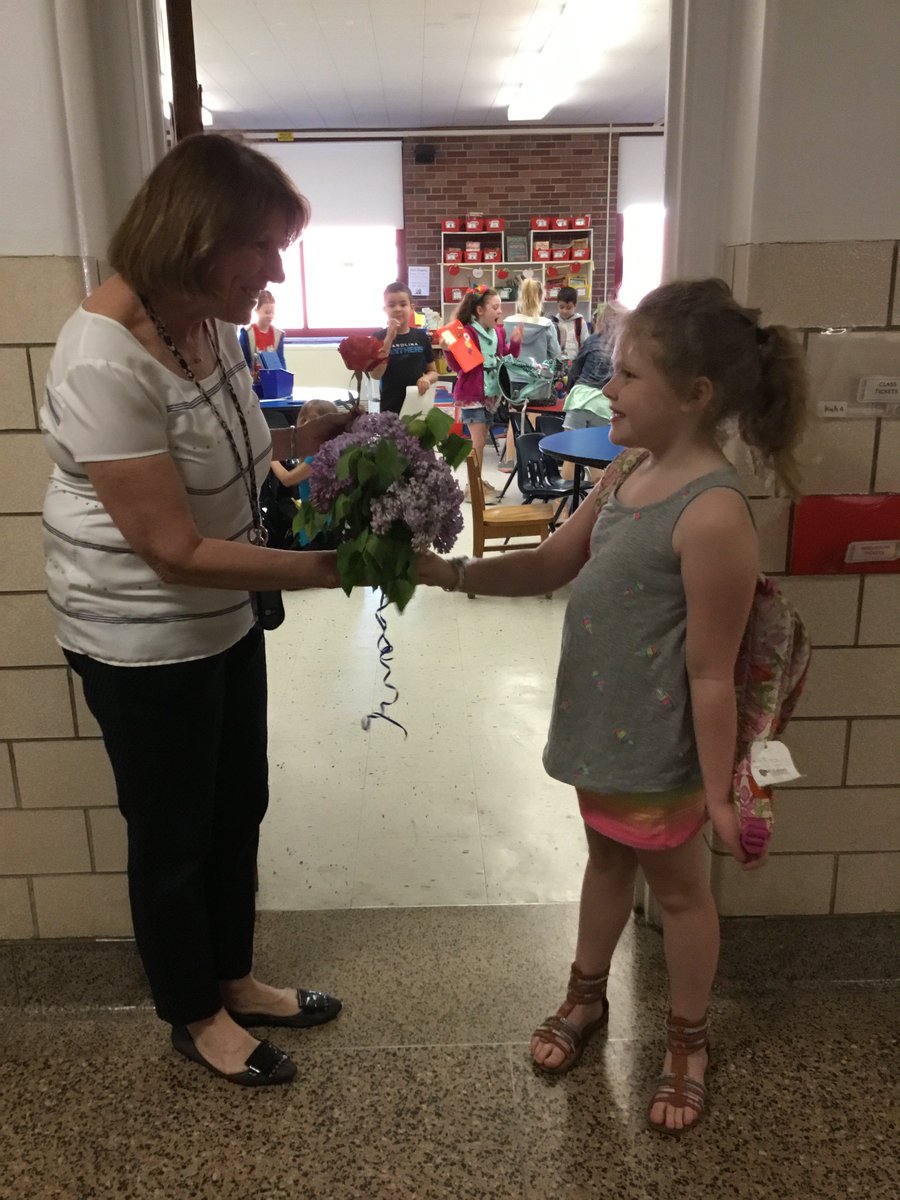 WOSnews's tweet image. April showers really have brought May flowers! Thank you for being so thoughtful! #TeacherAppreciationWeek #mrssheehyWOS #mrskuhnWOS #mszatargaWOS