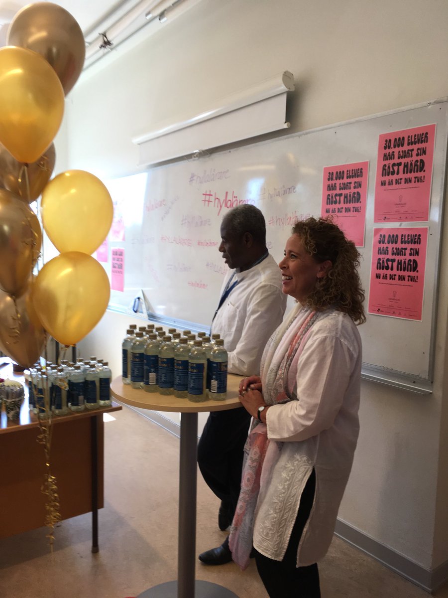 9B nominerade Katharina och Djibril till Lärargalan: bästa lärare. Idag kom företrädare för galan och firade dessa två fantastiska lärare och deras elever med tårta. Grattis! #kallangen #lidskol