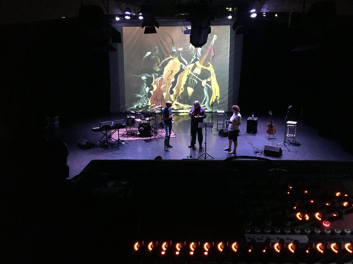 Generale repetities in volle gang. Mooie afwisseling van zang, schilderkunst, live muziek, gedichten en levensverhalen komen voorbij. 

#KunstenTheaterfestival #Gelderland #LegerdesHeils #Velp #Studio26 @LdHGld <a href="/Legerdesheils/">Leger des Heils</a> <a href="/SiB2018/">Samen In Beweging 2018 #LegerdesHeils #Gelderland</a>