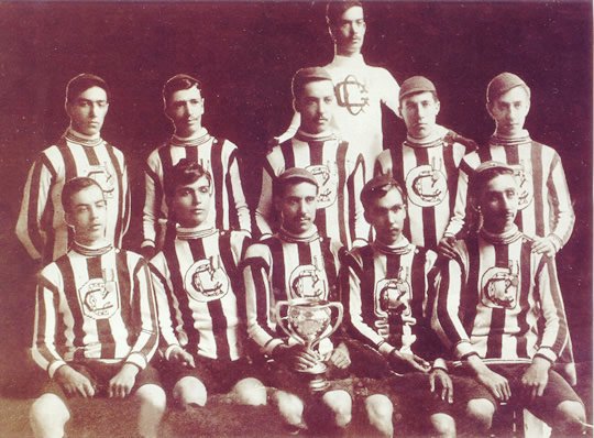 LasDeChivas10's tweet image. Hoy se cumple un año más desde que surgió éste hermoso equipo,con el cual estaremos siempre en los malos,buenos,y peores momentos,por que cada año que pasa este amor por el Club crece y crece,éramos miles cantando tú nombre,ahora somos MILLONES...¡Felices 112 años Rebaño!🎉🔴🐐🔵