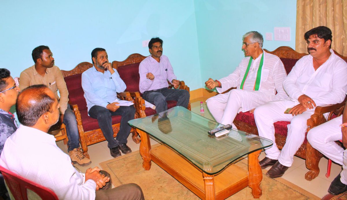 TS_SinghDeo's tweet image. Detailed deliberations with Patwaries, R.I Mandal members and Doctors Association in Jagdalpur, adding pertinent propositions to the #JanGhoshnaPatra campaign,duly reflecting their concerns and objectives!
#आपका_विकास_आपके_हाथ