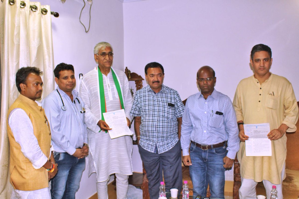 TS_SinghDeo's tweet image. Detailed deliberations with Patwaries, R.I Mandal members and Doctors Association in Jagdalpur, adding pertinent propositions to the #JanGhoshnaPatra campaign,duly reflecting their concerns and objectives!
#आपका_विकास_आपके_हाथ