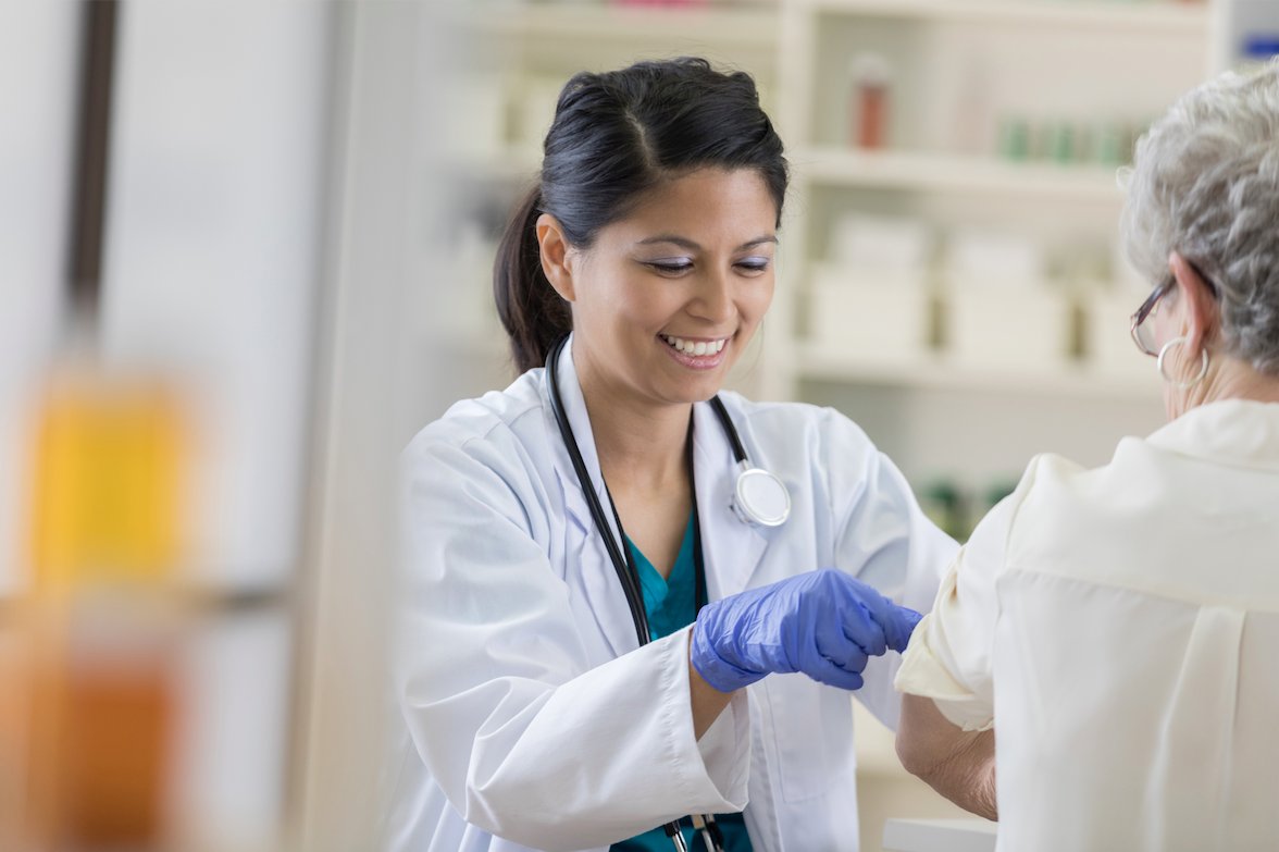 PacMedWA's tweet photo. About 1 in 2 women and 1 in 4 men over age 50 will break a bone due to #osteoporosis. What can you do? Share your family history with your doctor! Your primary care provider can help you assess your risk factors. #HealthyTipsTuesday https://t.co/v6Bn87ySaA https://t.co/6sXzHPTqz9
