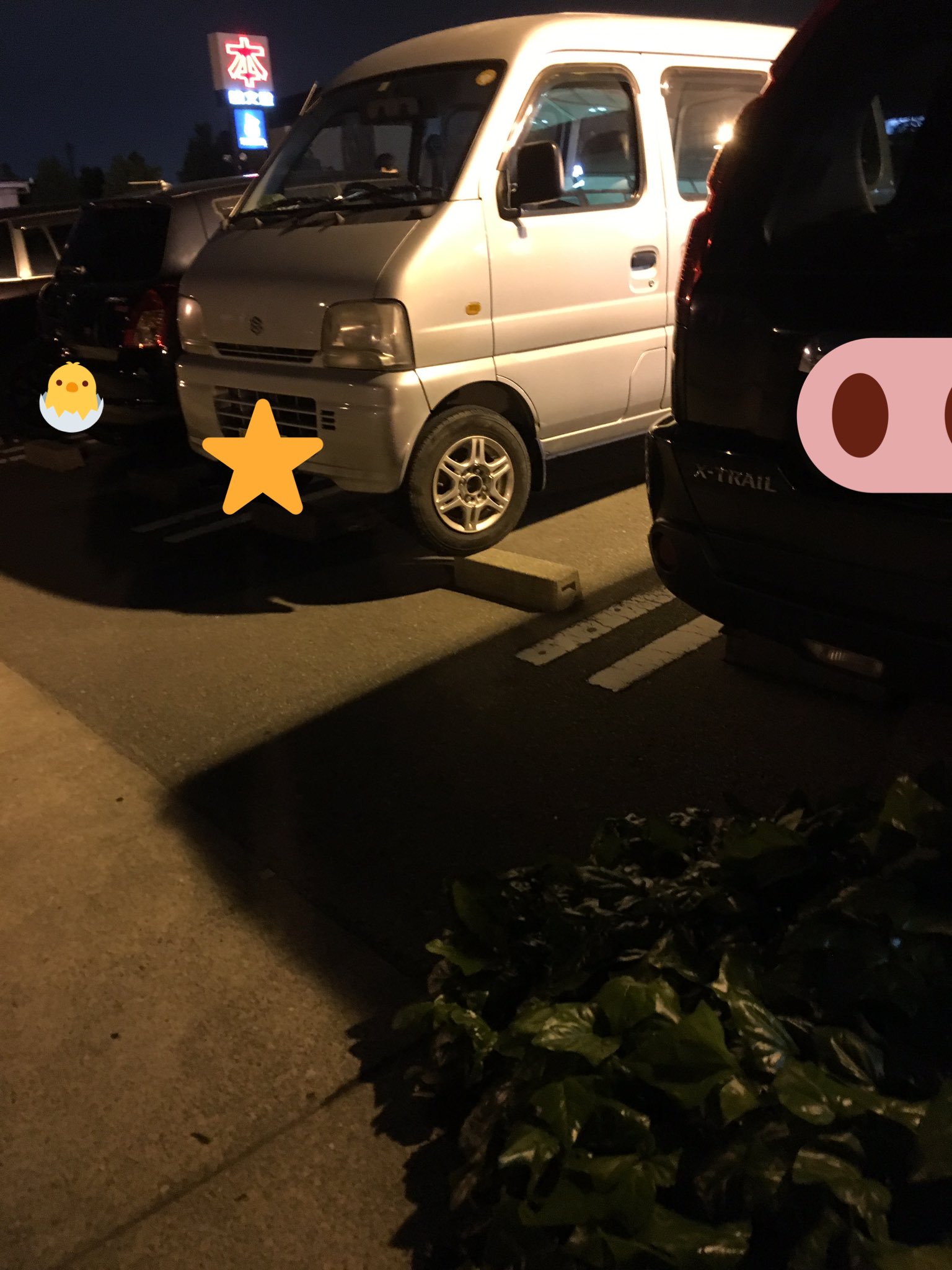 あかつのさん ツタヤに縁石乗り上げたまま駐車してるヤベー車あった あかつのさん ツタヤに縁石乗り上げたまま駐車してるヤベー車あった